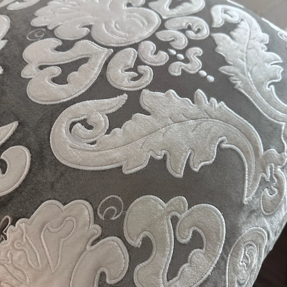 🦋1/2OFF🦋silver and ivory embroidered velvet accent pillow.22x22. Inc down insert - Picture 9 of 10